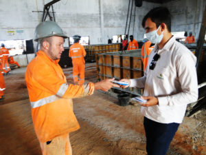 Gestão Ambiental BR-070 entrega máscaras de TNT a colaboradores da obra