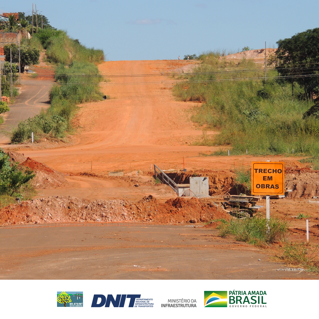 Placa de sinalização, onde se lê trecho em obras, em trecho não pavimentado do Contorno Rodoviário de Barra do Garças