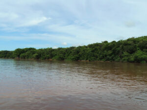 Como é executado o monitoramento de qualidade da água nos rios Garças e Araguaia?